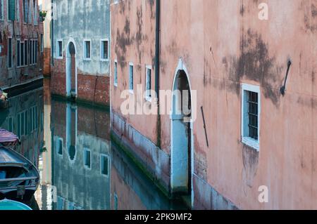 Canal étroit et extérieur architectural, Venise, Italie Banque D'Images
