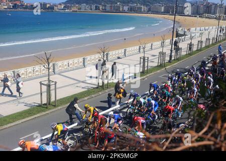 Saint-Sébastien, Espagne. 05th avril 2023. Le peloton principal qui passe par Playa de la Concha pendant la phase 3rd de l'Itzulia pays Basque 2023 entre Errenteria et Amasa-Villabona, sur 05 avril 2023, à San Sebastian, Espagne. (Photo par Alberto Brevers/Pacific Press/Sipa USA) Credit: SIPA USA/Alay Live News Banque D'Images