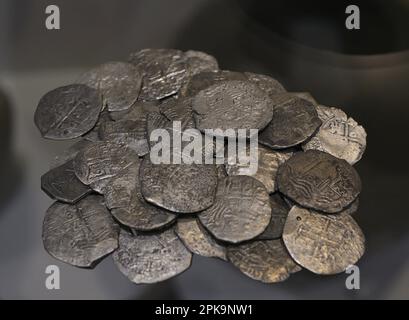 Pièces d'argent espagnoles du 17th siècle. Musée maritime. Lisbonne, Portugal. Banque D'Images