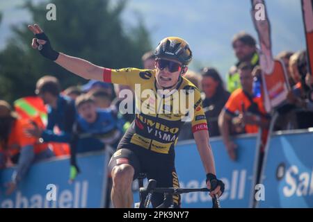 Amasa-Villabona, Espagne. 05th avril 2023. Jumbo-Visma Rider Jonas Vingegaard célèbre la victoire lors de la phase 3rd de l'Itzulia pays Basque 2023 entre Errenteria et Amasa-Villabona sur 05 avril 2023, à Amasa-Vilalbona, Espagne. (Photo par Alberto Brevers/Pacific Press/Sipa USA) Credit: SIPA USA/Alay Live News Banque D'Images