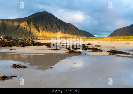 Norvège, Lofoten, Flakstadoya, plage près de Flakstad Banque D'Images