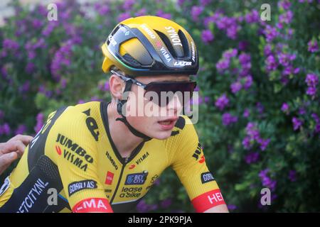 Amasa-Villabona, Espagne. 05th avril 2023. Jumbo-Visma Rider Jonas Vingegaard se dirige sur le podium lors de la 3rd scène de l'Itzulia pays Basque 2023 entre Errenteria et Amasa-Villabona sur 05 avril 2023, à Amasa-Villabona, Espagne. (Photo par Alberto Brevers/Pacific Press/Sipa USA) Credit: SIPA USA/Alay Live News Banque D'Images