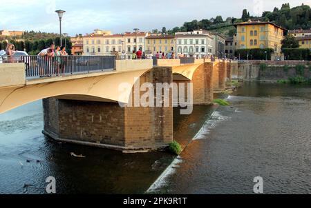 Ponte alle Grazie, pont de 1950s sur la rivière Arno, vue latérale en aval de la rive droite au coucher du soleil, Florence, Italie Banque D'Images