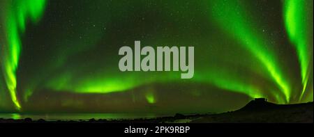 Panorama, Norvège, Lofoten, Vestvagoya, Eggum, aurora au-dessus de l'Atlantique et ancienne station radar Borga Banque D'Images