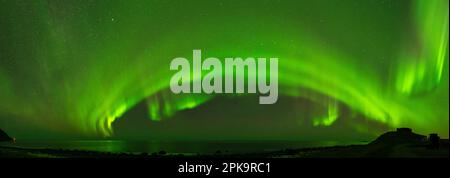 Panorama, Norvège, Lofoten, Vestvagoya, Eggum, aurora qui s'arque au-dessus de l'Atlantique et de l'ancienne station radar Borga Banque D'Images
