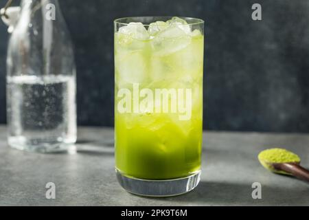 Cocktail de matcha froid rafraîchissant avec sirop simple Banque D'Images