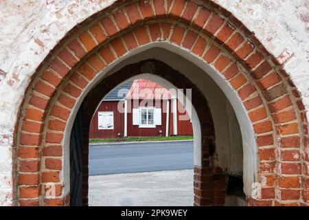 Suède, Lulea Gammelstad, site classé au patrimoine mondial de l'UNESCO, village historique de l'église, porte, vue à travers Banque D'Images