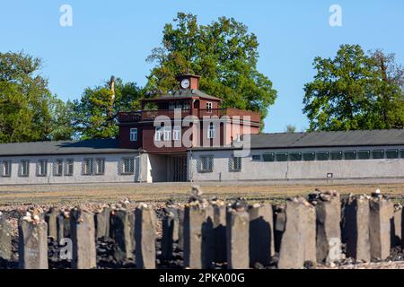 06.05.2018, Allemagne, Thuringe, Weimar - Mémorial Buchenwald (mémorial du camp de concentration), bâtiment de la porte, tour de guet principal et entrée principale, en face Banque D'Images