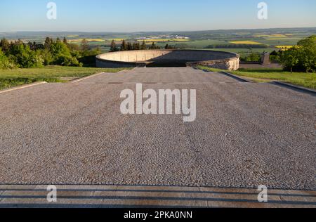 06.05.2018, Allemagne, Thuringe, Weimar - Buchenwald Memorial de 1958, Buchenwald Memorial (camp de concentration Memorial), vue sur une tombe de masse. Le B Banque D'Images