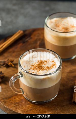 Réchauffer le Chai Latte sale avec du lait et des épices Banque D'Images