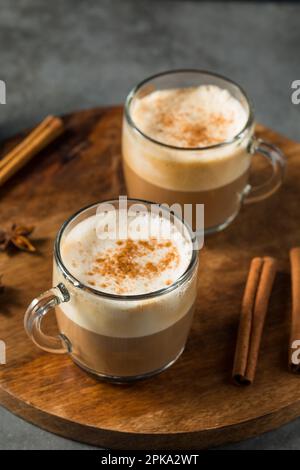 Réchauffer le Chai Latte sale avec du lait et des épices Banque D'Images