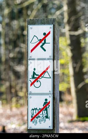 Panneaux d'interdiction interdisant l'équitation, la trônerie et le traîneau à chiens / le bouchage dans les terres arides dans la forêt de la réserve naturelle Banque D'Images