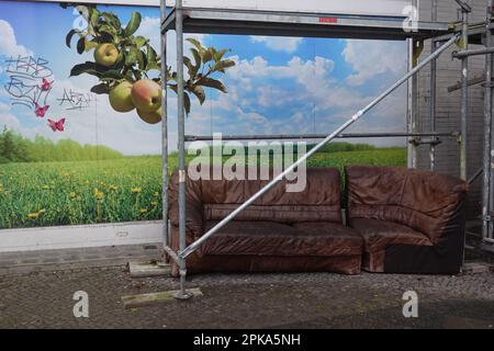 27.01.2022, Allemagne, , Berlin - vieux canapé se tient sous un échafaudage. 00S220127D019CAROEX.JPG [AUTORISATION DU MODÈLE : NON APPLICABLE, AUTORISATION DU PROPRIÉTAIRE : NON (C) Banque D'Images