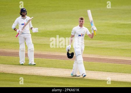 Finlay Bean du Yorkshire (à droite) célèbre son siècle, lors du premier jour du match LV= Insurance County Championship Division Two au stade Headingley, dans le Yorkshire. Date de la photo: Jeudi 6 avril 2023. Banque D'Images