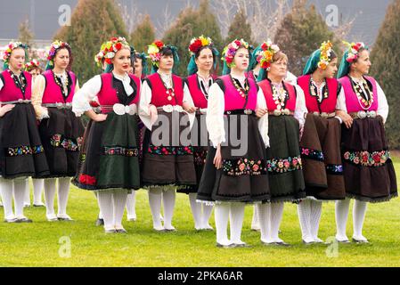 Groupe de femmes danseuses du village de Kliment, région de Karlovo, vêtues de costumes traditionnels en attente de participer au festival de Kukeri, Bulgarie Banque D'Images