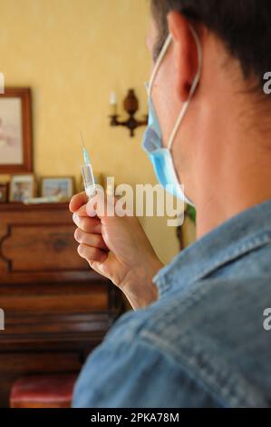 Une infirmière de pays libéral au domicile d'un patient pour une injection intramusculaire de ceftriaxone, antibiotiques antibactériens pour une infection urinaire. Banque D'Images