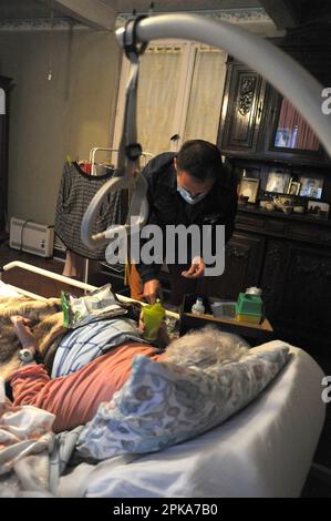 Infirmière indépendante à domicile d'un patient insulino-dépendant pour une injection rapide d'insuline. personne de 90 ans vivant seule à la maison. Banque D'Images