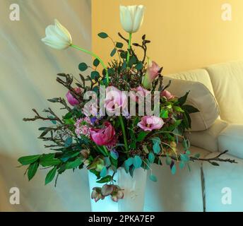 Fleurs, bouquet, anniversaire, bouquet d'anniversaire dans un vase à fleurs, tulipes, roses, libellules, calla, roses de lentilles, anémones, roses de vent, branches de magnolia Banque D'Images