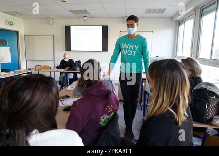 Étudiants en médecine pendant un atelier de simulation informatique. Le logiciel permet de gérer les livraisons et les situations d'urgence. Banque D'Images