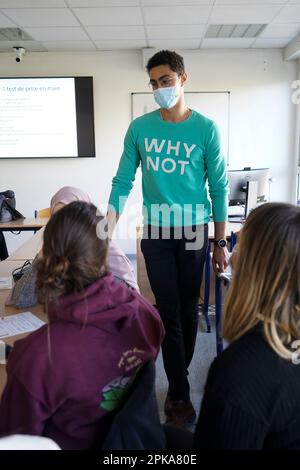 Étudiants en médecine pendant un atelier de simulation informatique. Le logiciel permet de gérer les livraisons et les situations d'urgence. Banque D'Images