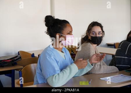 Les élèves au cours d'un compte-rendu à la suite d'un atelier de simulation sur les mannequins. Banque D'Images