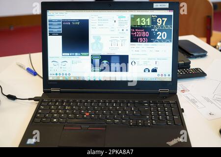 Les étudiants en médecine d'urgence suivent un cours de simulation d'urgence circonstancielle dirigé par deux médecins urgentistes. Banque D'Images