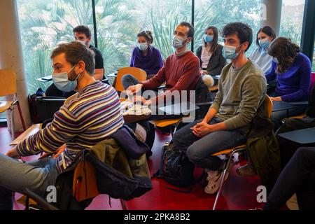 Les étudiants en médecine d'urgence suivent un cours de simulation d'urgence circonstancielle dirigé par deux médecins urgentistes. Banque D'Images