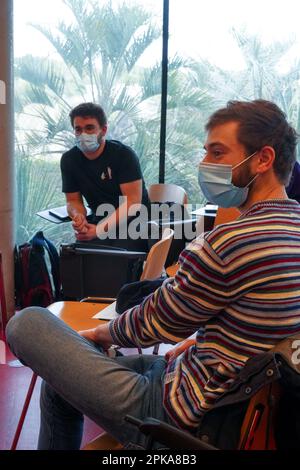 Les étudiants en médecine d'urgence suivent un cours de simulation d'urgence circonstancielle dirigé par deux médecins urgentistes. Banque D'Images