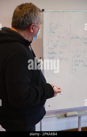 Les étudiants en médecine d'urgence suivent un cours de simulation d'urgence circonstancielle dirigé par deux médecins urgentistes. Banque D'Images