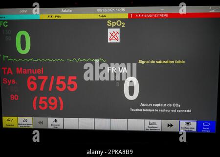 Les étudiants en médecine d'urgence suivent un cours de simulation d'urgence circonstancielle dirigé par deux médecins urgentistes. Banque D'Images