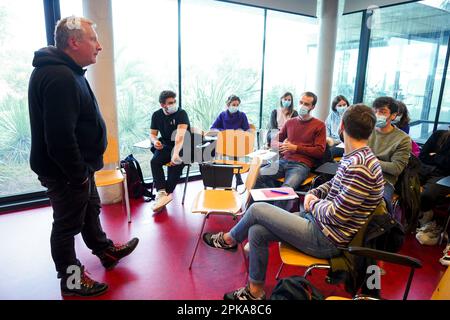 Les étudiants en médecine d'urgence suivent un cours de simulation d'urgence circonstancielle dirigé par deux médecins urgentistes. Banque D'Images