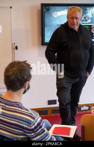 Les étudiants en médecine d'urgence suivent un cours de simulation d'urgence circonstancielle dirigé par deux médecins urgentistes. Banque D'Images