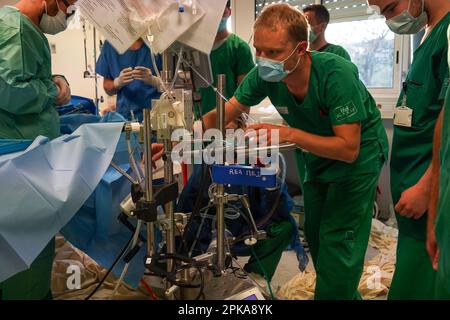 Formation de stagiaires médicaux à la technique ECMO, Oxygénation extracorporelle des membranes. Banque D'Images