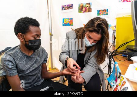 Test sérologique rapide pour la vaccination COVID-19 de 5-11 ans dans un centre de vaccination. Banque D'Images