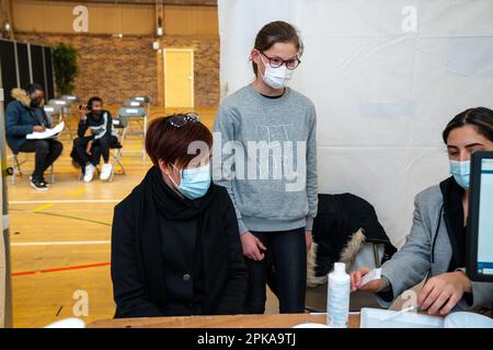 Test sérologique rapide pour la vaccination COVID-19 de 5-11 ans dans un centre de vaccination. Banque D'Images