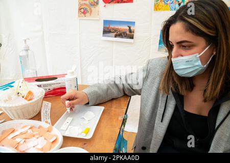 Test sérologique rapide pour la vaccination COVID-19 de 5-11 ans dans un centre de vaccination. Banque D'Images