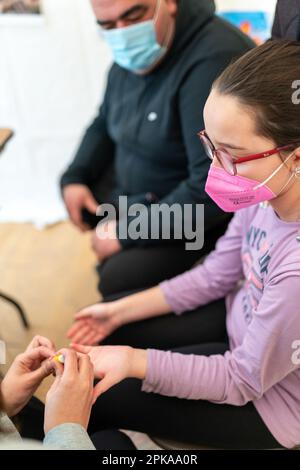 Test sérologique rapide pour la vaccination COVID-19 de 5-11 ans dans un centre de vaccination. Banque D'Images