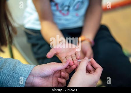 Test sérologique rapide pour la vaccination COVID-19 de 5-11 ans dans un centre de vaccination. Banque D'Images