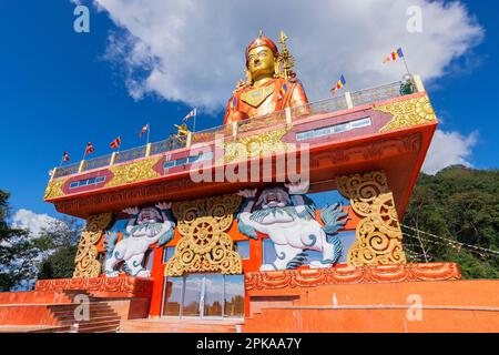 Vue panoramique de la statue sainte de Guru Padmasambhava ou née d'un lotus, Guru Rinpoché, ciel bleu et nuages blancs, Samdruptse, Sikkim, Inde. Banque D'Images