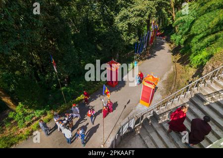 Samdruptse, Sikkim, Inde - 20th octobre 2016 : Monks marchant sur l'escalier jusqu'à la Sainte statue de Guru Padmasambhava ou né d'un lotus, Guru Rinpoché. Banque D'Images