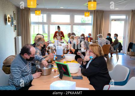 Atelier culinaire dans une résidence de service senior, animation, préparation et dégustation de biscuits au sirop d'érable. Banque D'Images