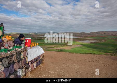 Maroc, Jorf El Melha, Lac barrage Al Wahda, montagnes du Moyen Atlas, aire de repos, vendeur Banque D'Images