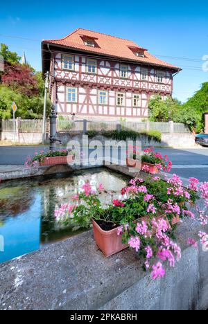 parsonage, maison à colombages, puits, façade, vue sur le village, Été, Marisfeld, Thuringe, Allemagne, Europe Banque D'Images