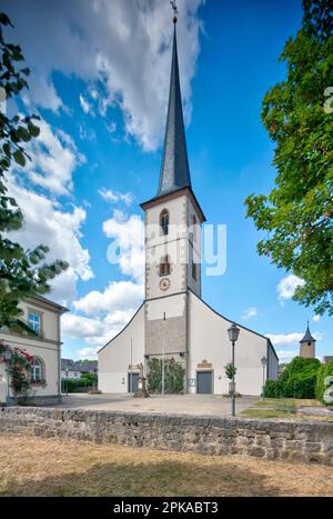 Église paroissiale, aux anges du Saint gardien, façade de maison, été, Heustreu, Rhön-Grabfeld, Franconie, Allemagne, Europe, Banque D'Images