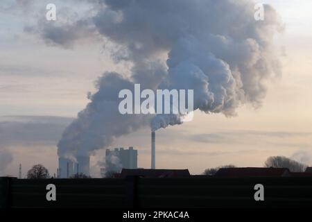 20.01.2023, Allemagne, Saxe-Anhalt, Schkopau - cheminées fumeurs de la centrale électrique au lignite de Schkopau. 00S230120D670CAROEX.JPG [VERSION DU MODÈLE : NON Banque D'Images