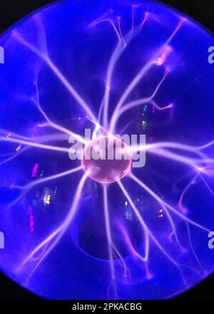 03.02.2023, Allemagne, ville hanséatique de Hambourg, Hambourg - éclairs de lumière dans une boule de plasma. 00S230203D454CAROEX.JPG [VERSION DU MODÈLE : NON APPLICABLE, P Banque D'Images