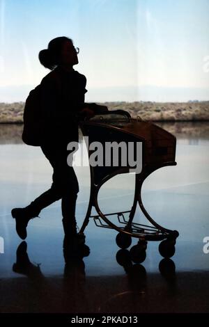 25.02.2023, Qatar, , Doha - Silhouette : voyageurs dans le terminal de l'aéroport international de Hamad. 00S230225D410CAROEX.JPG [VERSION DU MODÈLE : OUI, CORRECT Banque D'Images