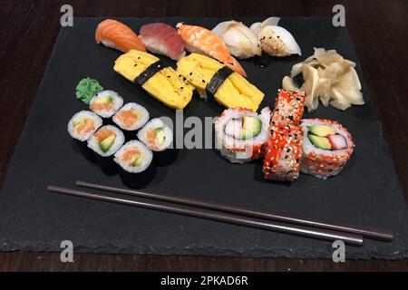 03.03.2023, Allemagne, , Berlin - Sushi. 00S230322D429CAROEX.JPG [AUTORISATION DU MODÈLE: NON applicable, AUTORISATION DU PROPRIÉTAIRE: NON (c) caro images / Sorge, http://ww Banque D'Images