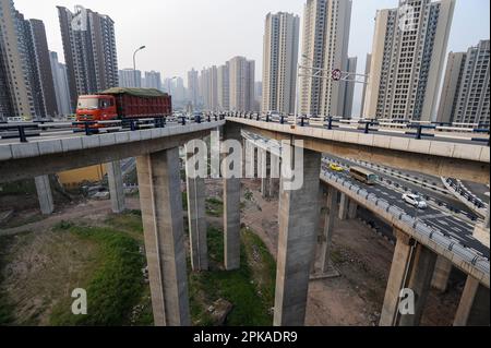 03.08.2012, République populaire de Chine, , Chongqing - nouveaux immeubles avec tours d'appartements et routes surélevées à la périphérie du S Banque D'Images