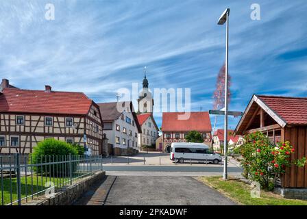 ancienne école, église paroissiale, hôtel de ville, maison à colombages, façade de maison, Vue sur le village, Rügheim, Hofheim, Franconie, Bavière, Allemagne, Banque D'Images